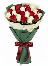 Букет Микс из красных и белых роз в Бакшеево