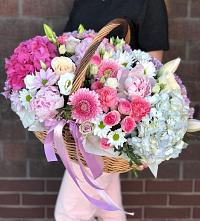 Цветочная композиция из Розы, Хризантемы, Пионы и Лизиантусы в корзине в Бакшеево