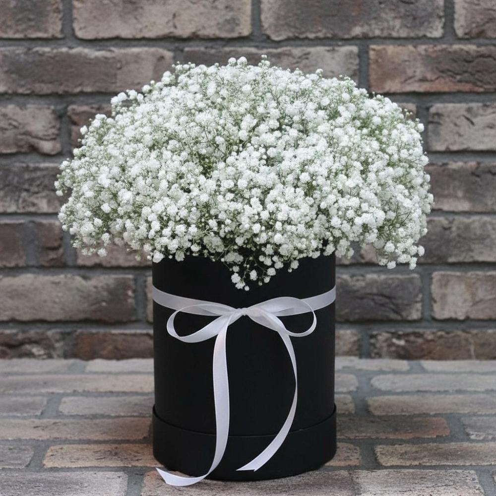 Цветочная композиция из Гипсофила в шляпной коробке в Бакшеево