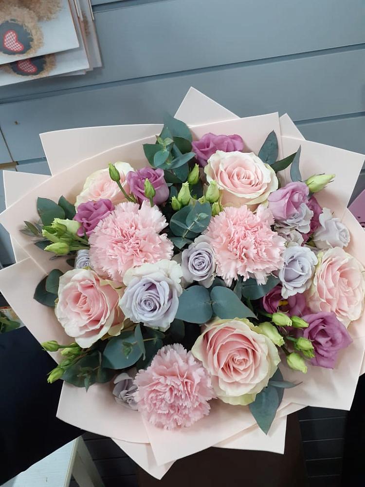 Букет цветов из: Розы, Гвоздики и Лизиантусы в Бакшеево